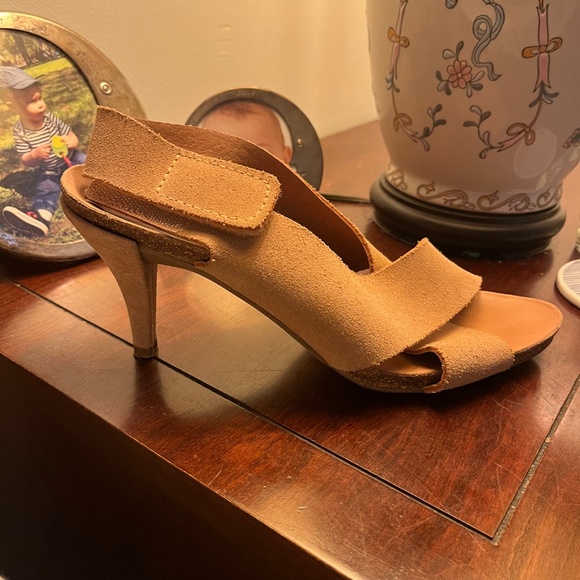 Pedro Garcia Libby Crisscross Tan / Nude Suede Sling Back Heels, Size 38.5 / 8.5 - Picture 6 of 9